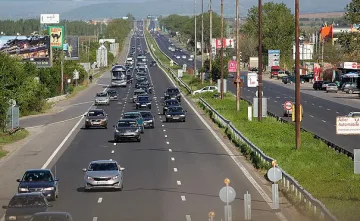 Засилен трафик по основните пътни артерии в страната