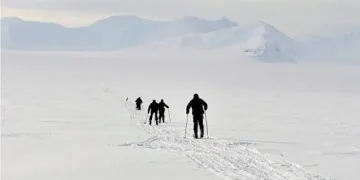 Полярниците ни в Антарктида посрещат Коледа с капама