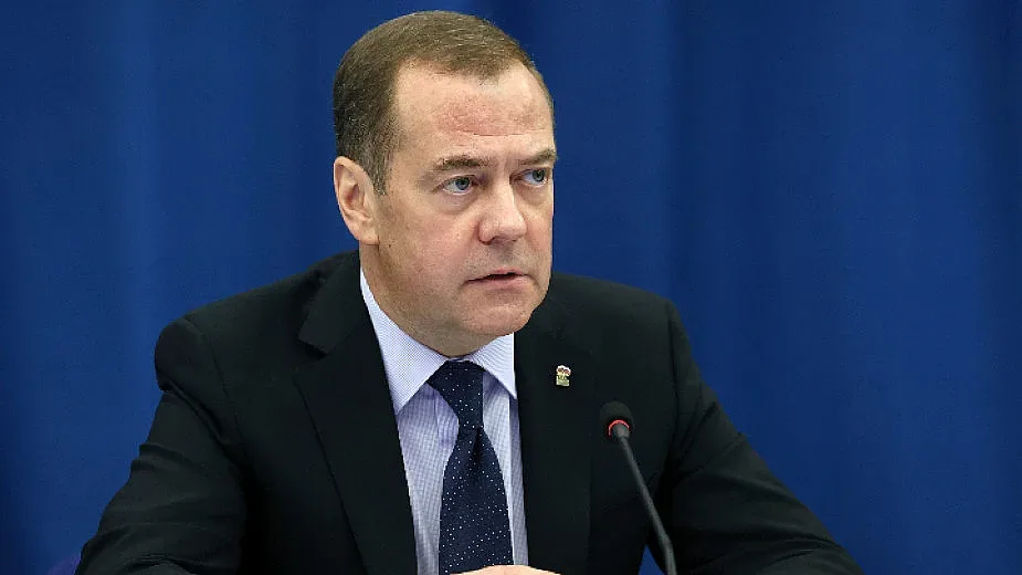 Напрежение. Медведев отряза Зеленски