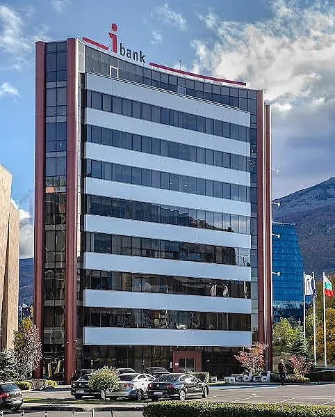 iBank трансформира финансовите си центрове с иновативни технологии