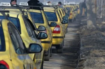 Таксиметровите шофьори протестират в Бургас
