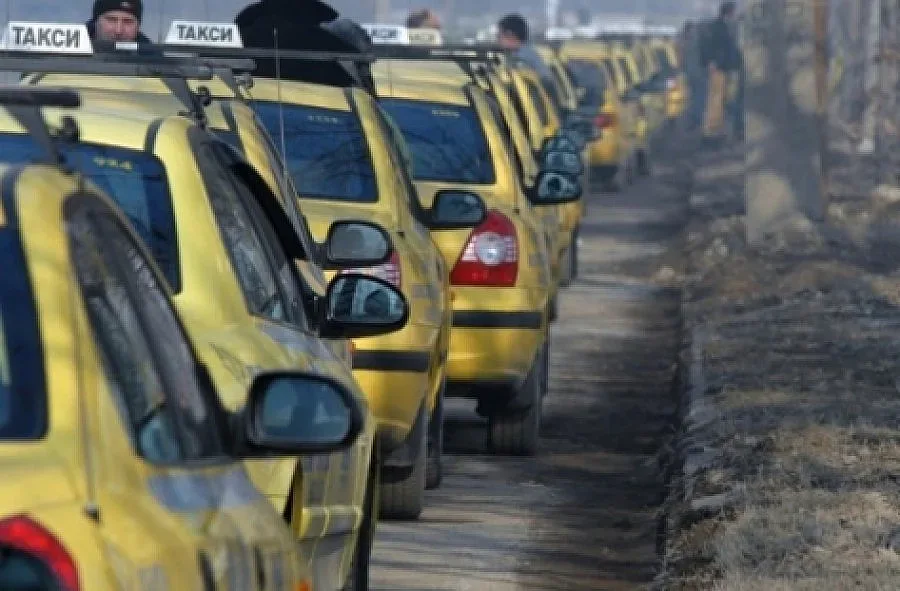 Таксиметровите шофьори протестират в Бургас