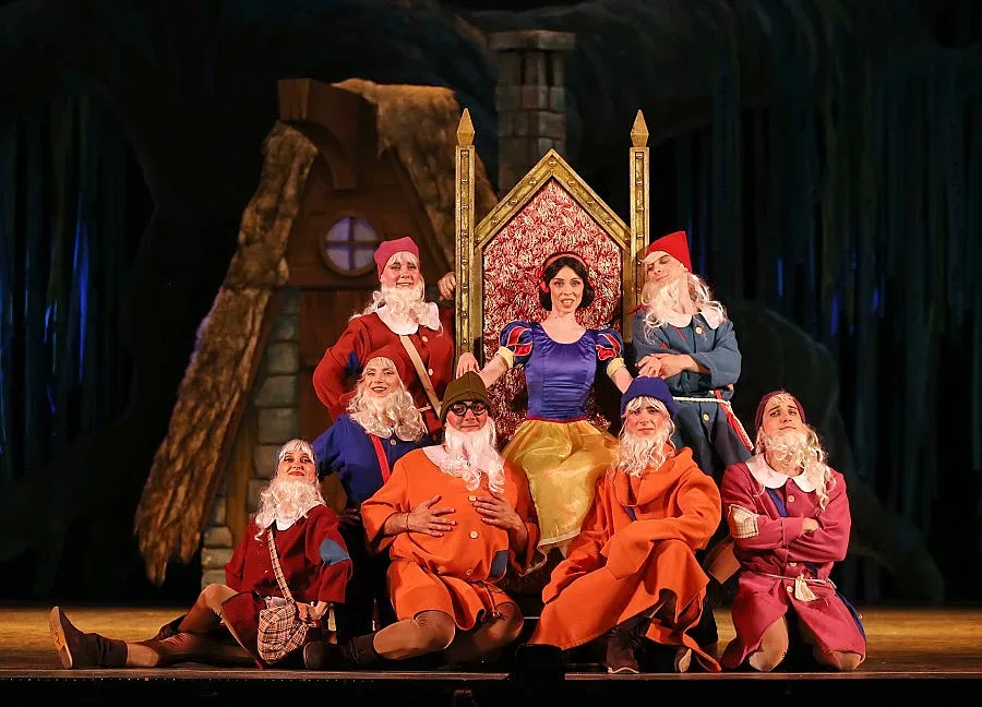 Снежанка и нейните джуджета в НДК