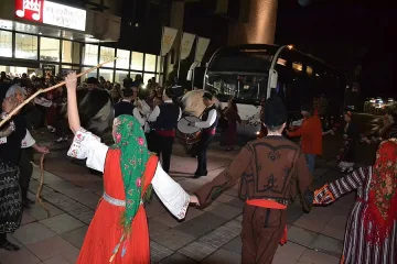 Ансамбъл „Пирин" с хоро на площада