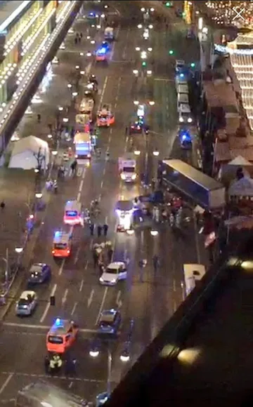 Камион се вряза в коледен базар в Берлин, има убити и ранени