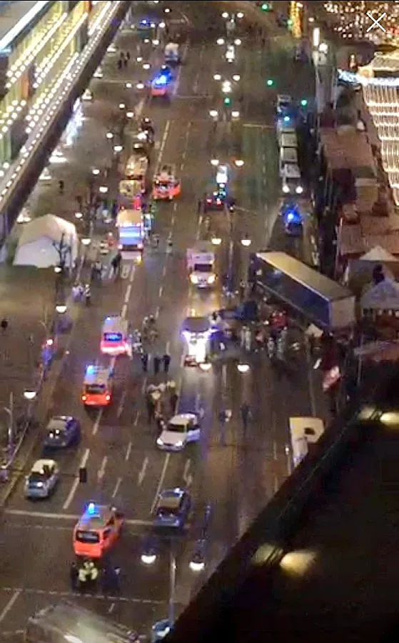 Камион се вряза в коледен базар в Берлин, има убити и ранени