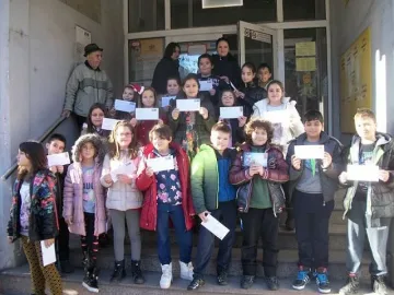 Деца пращат 700 кг храна на отец Иван