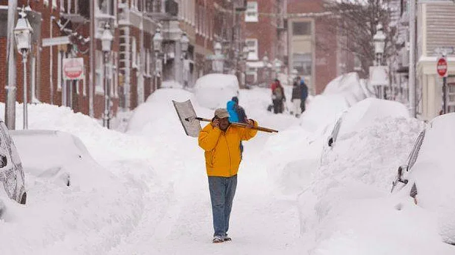 Снежна буря скова Източното крайбрежие на САЩ