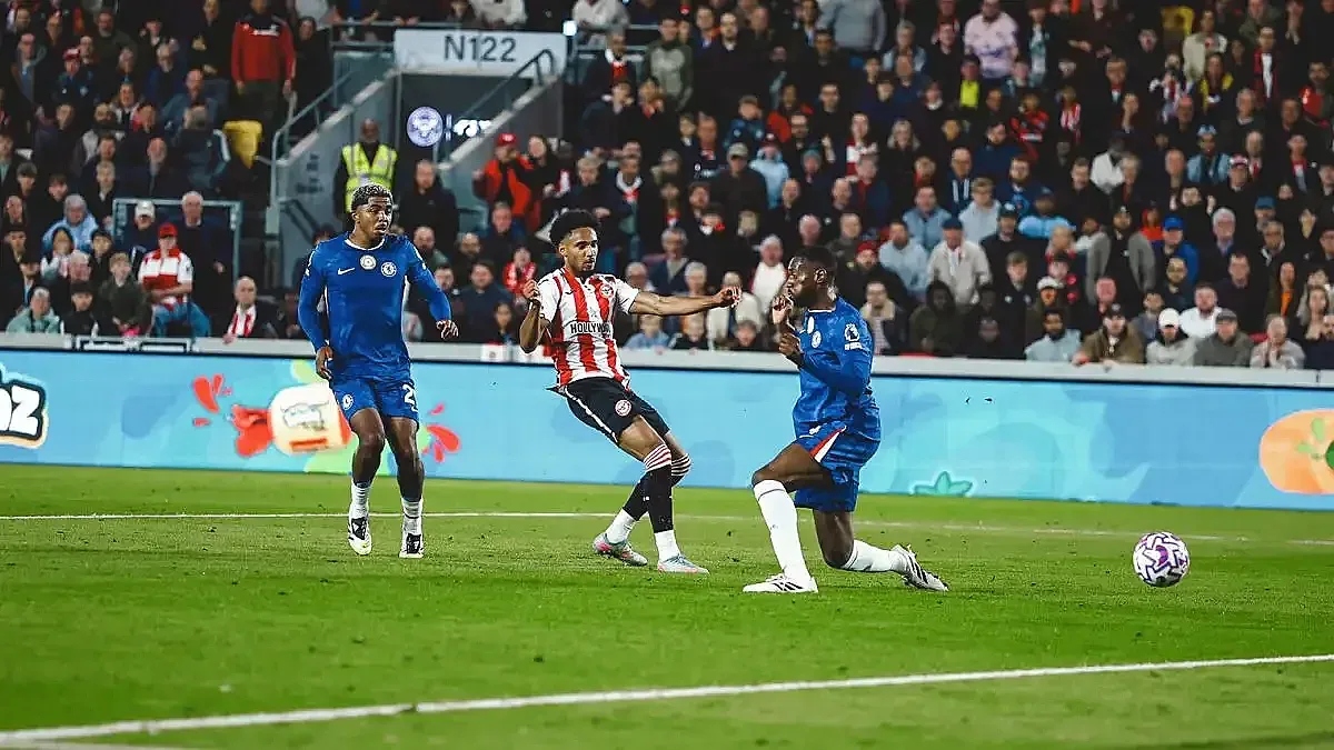 Челси изгубиха точки в последните секунди на уж лека битка