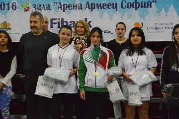 Коледен турнир зарадва с много спорт над 400 деца в риск