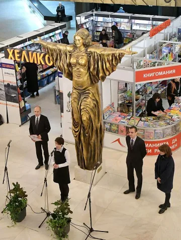 Книги донесоха Коледа в НДК