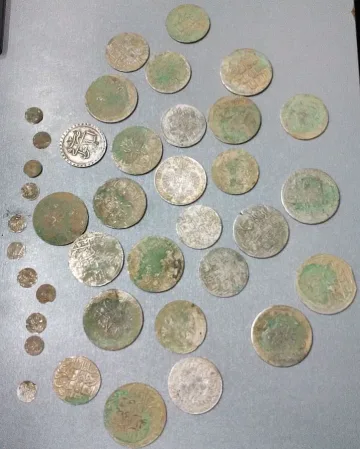 Старинни монети задържаха митничари