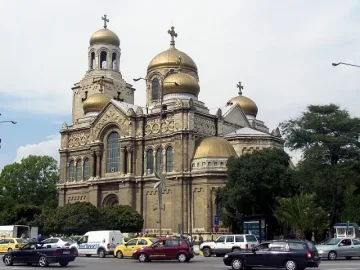 Отслужват заупокойни молитви в църквите