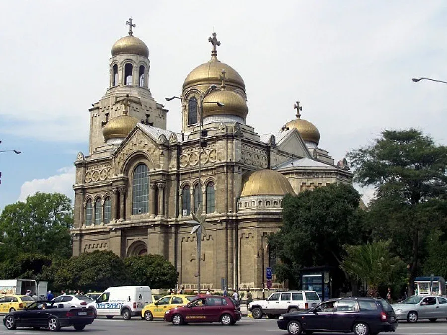 Отслужват заупокойни молитви в църквите