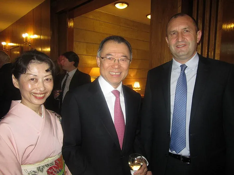 Ген. Радев реди служебен кабинет от Партийния дом