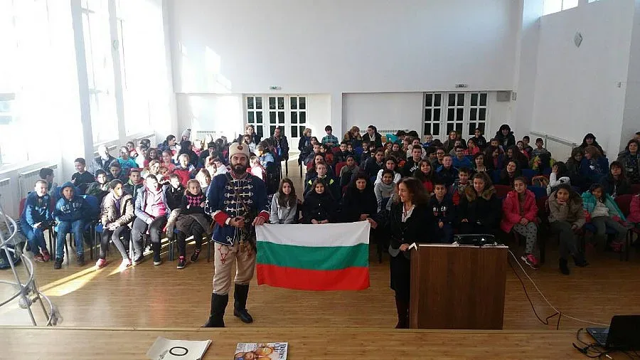 Режисьор игра Христо Ботев пред ученици