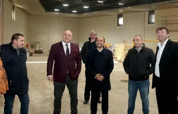 Министър Кралев инспектира ремонта на зала „Фестивална"