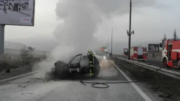 Двама ранени след удар на кола в тир