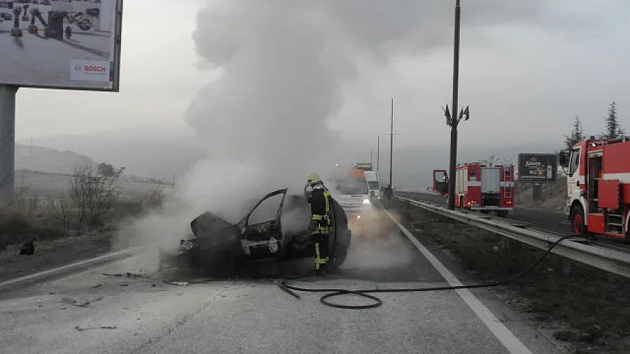 Двама ранени след удар на кола в тир