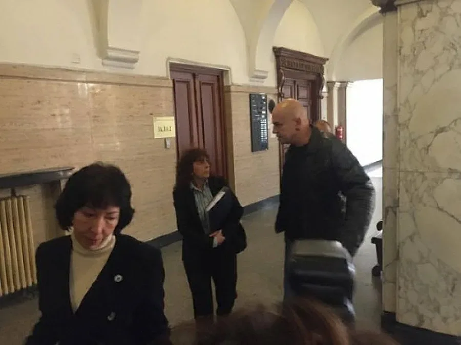 Трифонов даде на Цацаров папка с нарушения за референдума