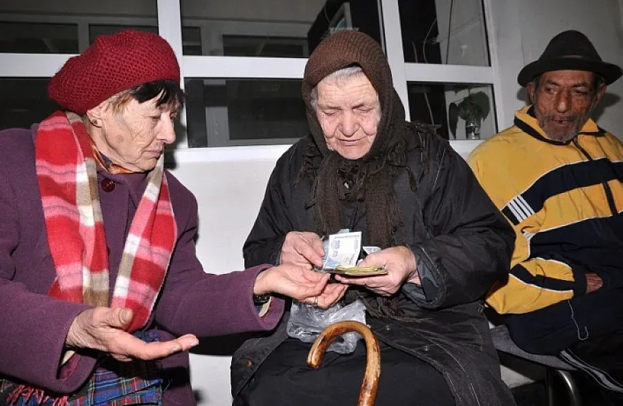 Изплащат коледните добавки с декемврийските пенсии