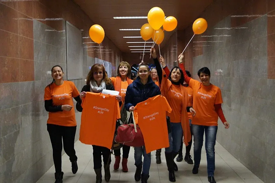 Оранжеви балони срещу тормоза над жени