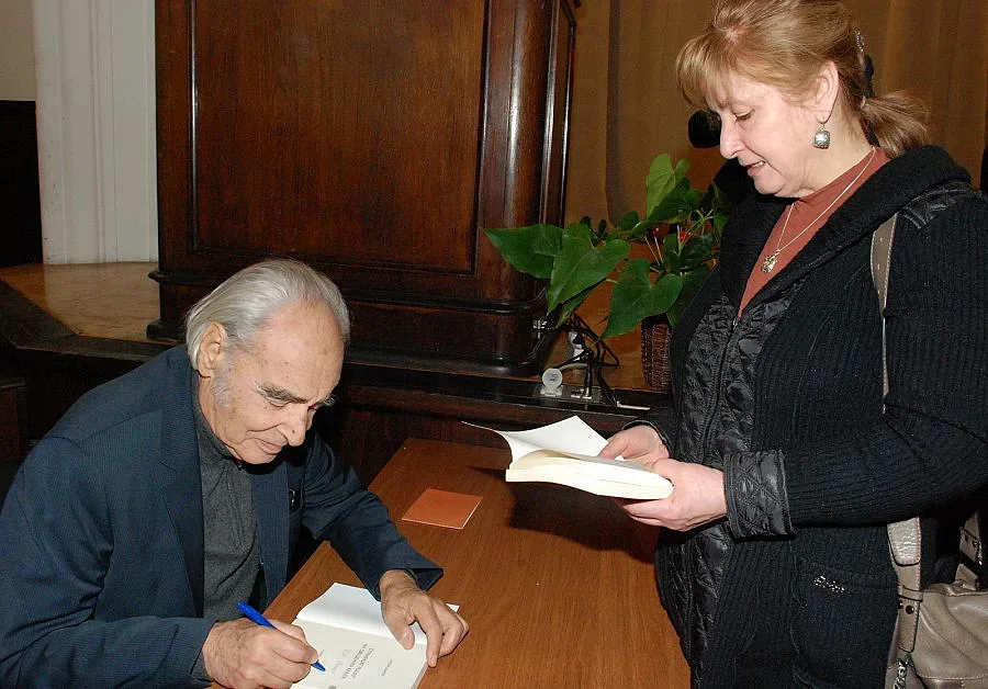 Антон Дончев дари 1400 тома на деца