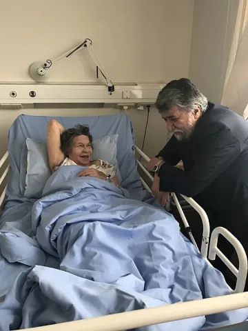 Вежди занесе лалета на Стояна