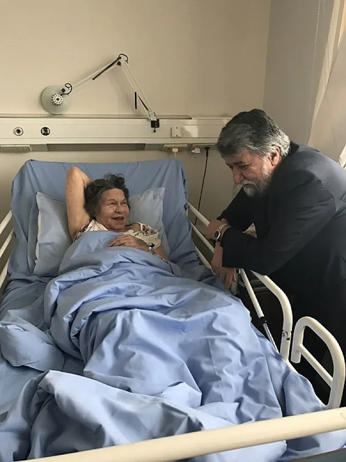 Вежди занесе лалета на Стояна