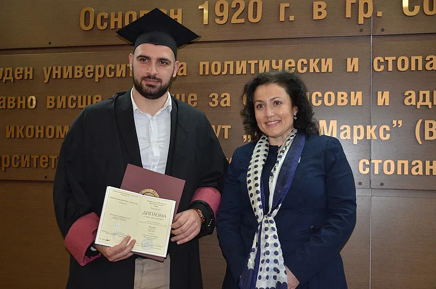 Министър Танева раздава дипломи