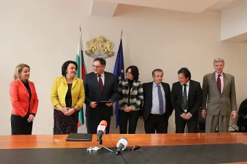 Предаваме на специални места стари бои и лакове