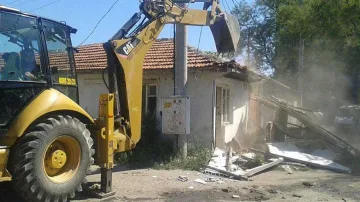 Събарят незаконни постройки в ромска махала в Пловдив