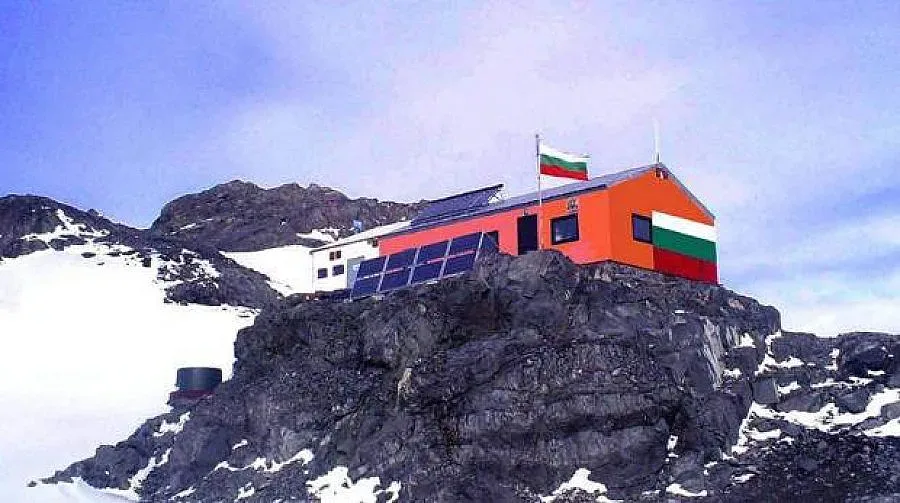 Лед остави българи на Антарктида на боб и леща 