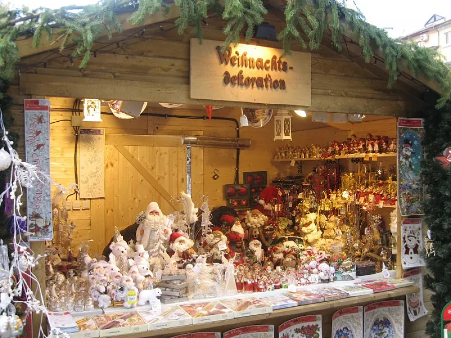 Коледен базар топли пловдивчани с греяно вино