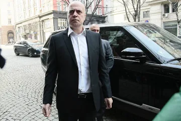 Слави се среща с политическите лидери за референдума