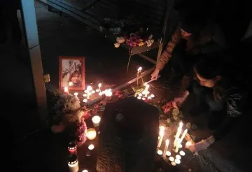 Свещи на улицата за Атанас и Виолета