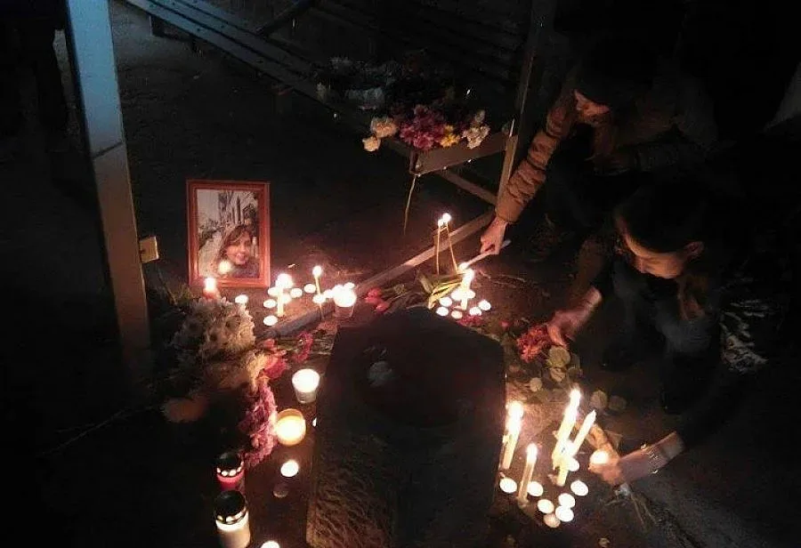 Свещи на улицата за Атанас и Виолета