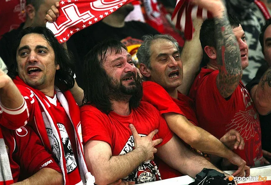 "ЦСКА-София" наказа верните си фенове