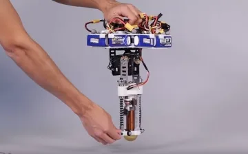 Еднокрак робот подскача като тигъра от Мечо Пух