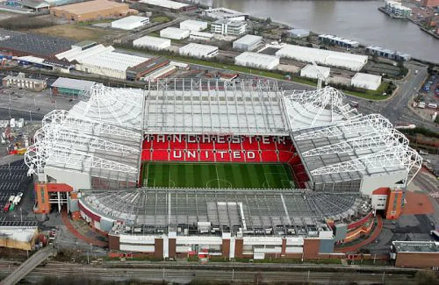 Фенове спят в тоалетна, за да гледат "Ман Юнайтед"