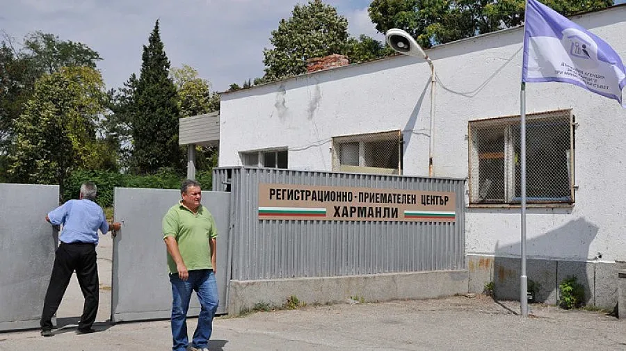 Лекари влизат в бежанския център в Харманли