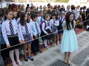 Съученици посрещат Лидия като победител