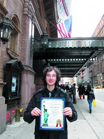 Доларът продължава да бъде силен