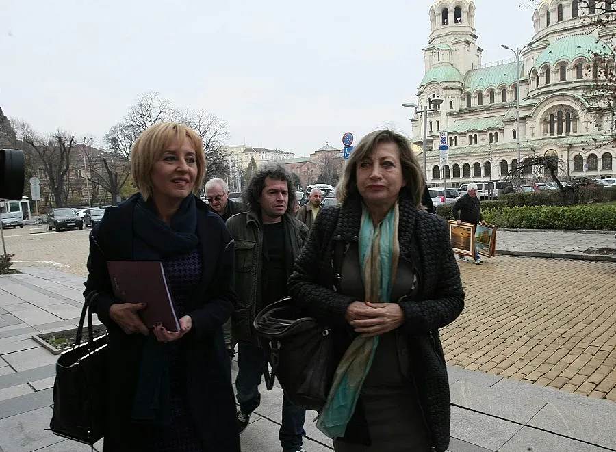 Манолова внесе закон по референдума на Слави