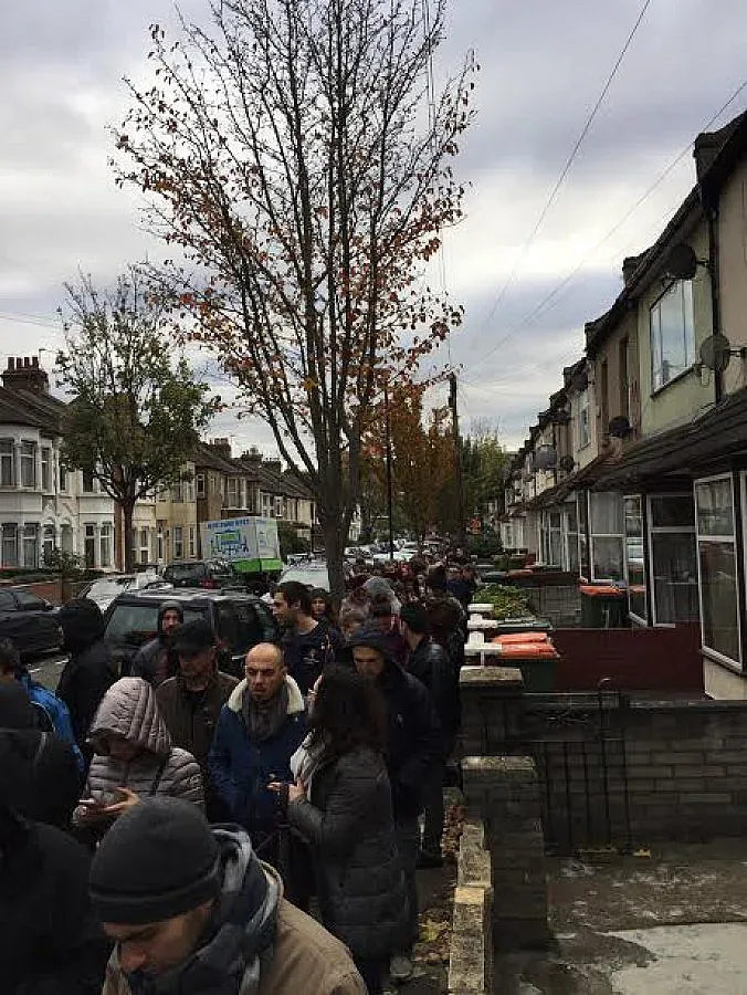 Опашки за гласуване в Англия и Турция