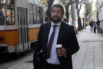 Хипотези: Момчетата си отиват