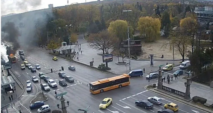 Автобус се запали на Орлов мост