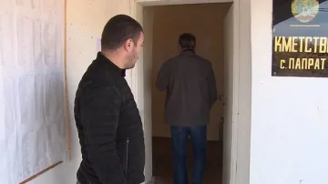 Кмет стои на пост до урните