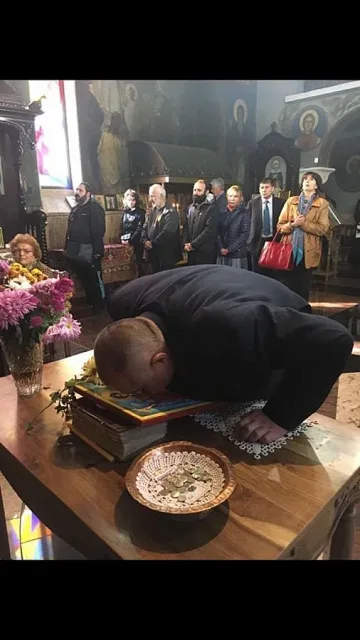 Премиерът на църква в изборния ден