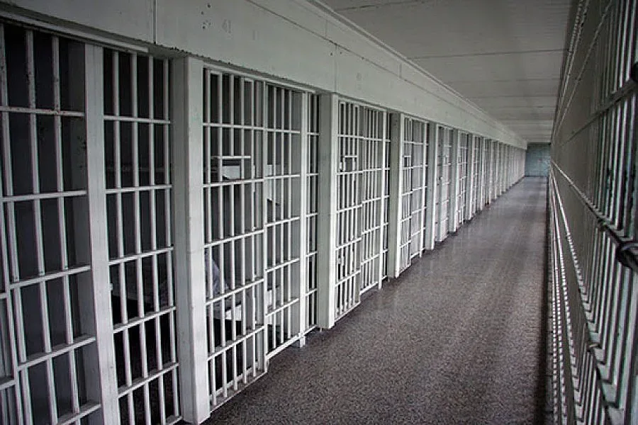 Зад решетките бюлетини пускат 1 311 души